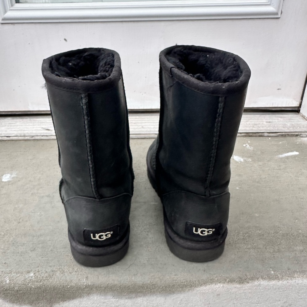 UGG Womens Classic II Short Boots in black, Size 7